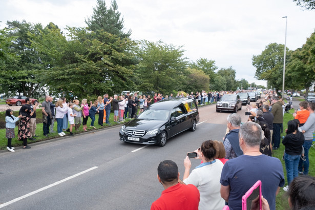 Trumna z ciałem królowej Elżbiety II w trakcie transportu do Edynburga