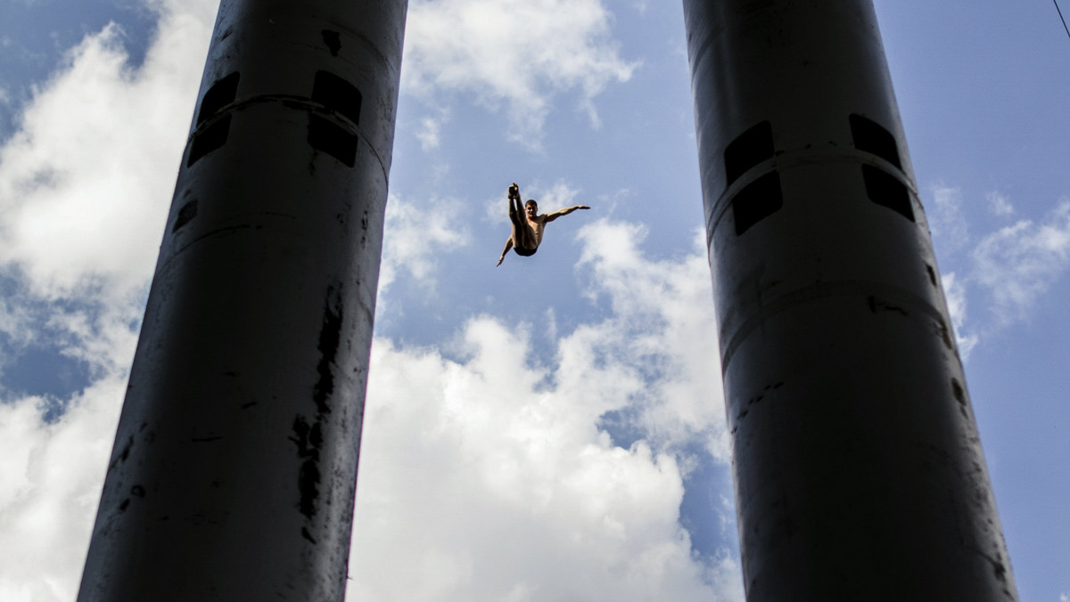 Jedyny Polak - Krzysztof Kolanus będzie miał szanse ponownie zaprezentować swoje powietrzne ewolucje podczas Światowej Serii Red Bull Cliff Diving! Kolejne Zawody odbędą się  25 sierpnia 2013 r. w Bostonie, USA. Po czterech przystankach, światowa elita w cliff divingu odda swoje skoki z dachu budynku Instytutu Sztuki Współczesnej na Fan Pier! Specjalna platforma przeznaczona do oddawania skoków, zostanie zbudowana na wysokości 27,5 metrów!