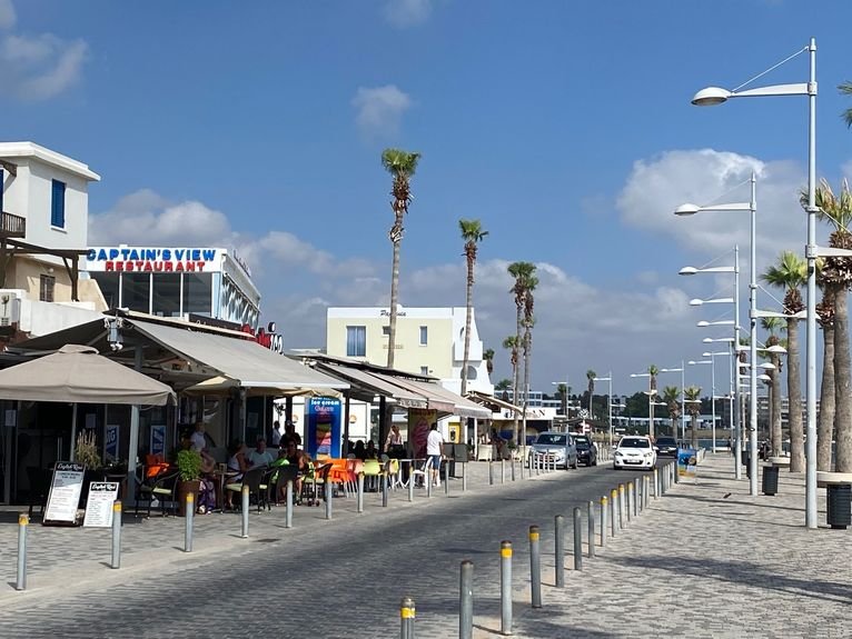 Paphos  świeci pustkami