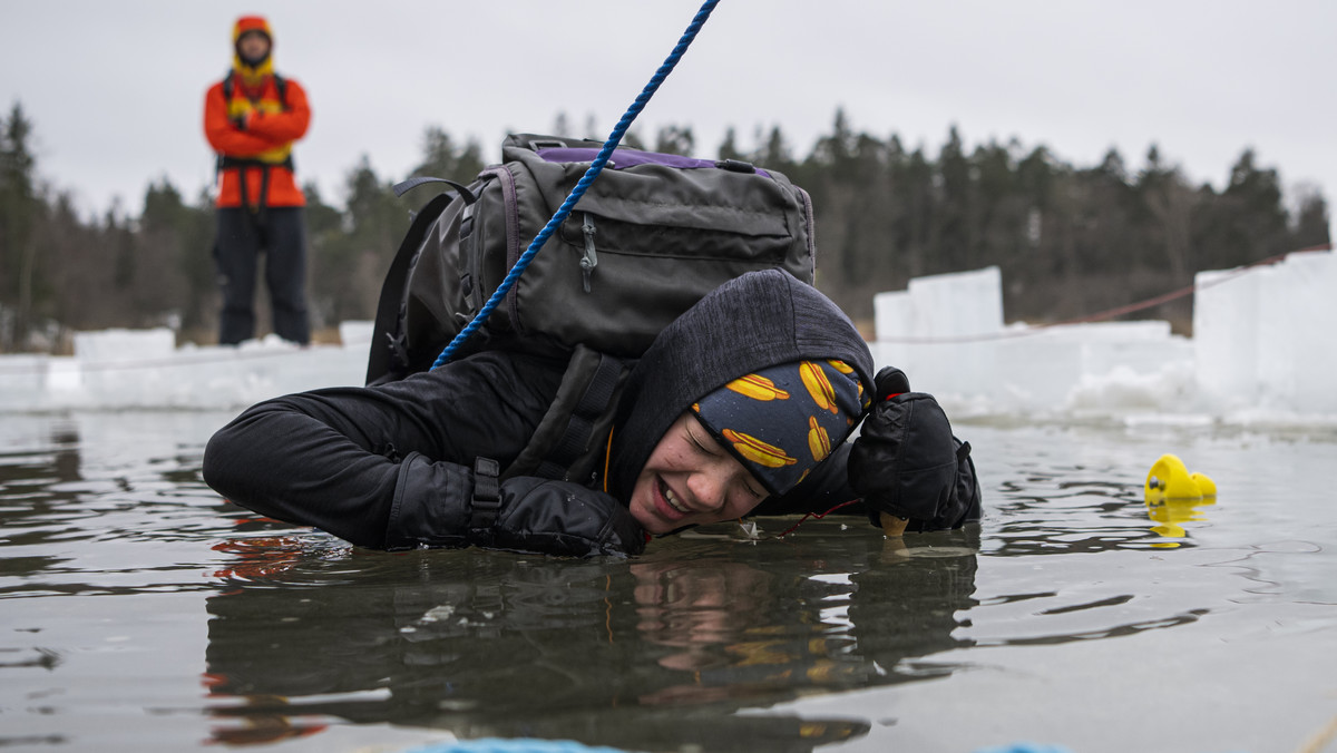"Isvaksovning" w Sollentuna. Popularne w krajach nordyckich ćwiczenia z przetrwania na lodzie 