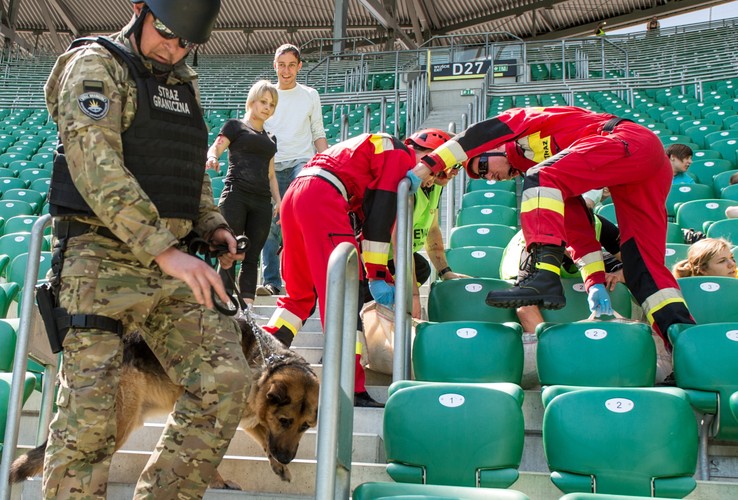 Służby opatrują ofiary