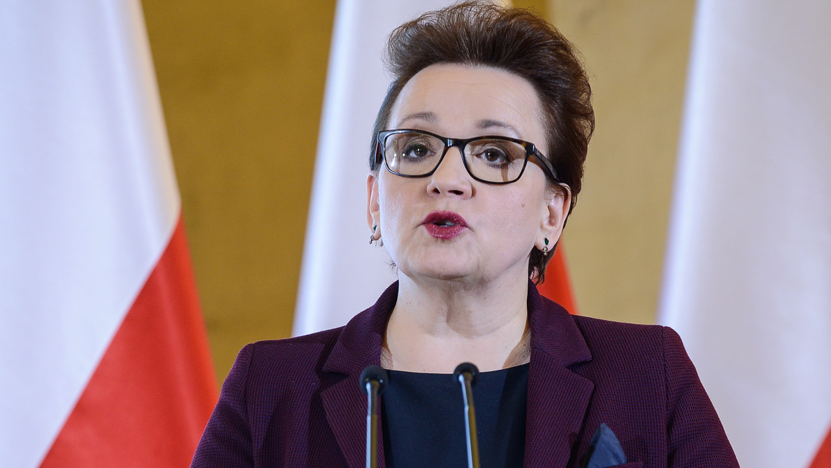 "Nasz Elementarz" trafi do kosza, a zastąpią go dotowane przez Ministerstwo Edukacji podręczniki dostępne na rynku - informuje RMF FM. Jest to złamanie obietnicy Anny Zalewskiej. Szefowa MEN twierdziła, że "Nasz Elementarz" pozostanie w szkołach.