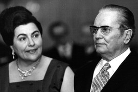 TITO NA GROBU SVOJE DECE, potresna slika iz 1973: "Ovde počiva Zlatica Broz, stara 2. godine, i bratac joj Hinko, star 8 meseci" - sa Jovankom obišao sesosko gorblje i položio cveće