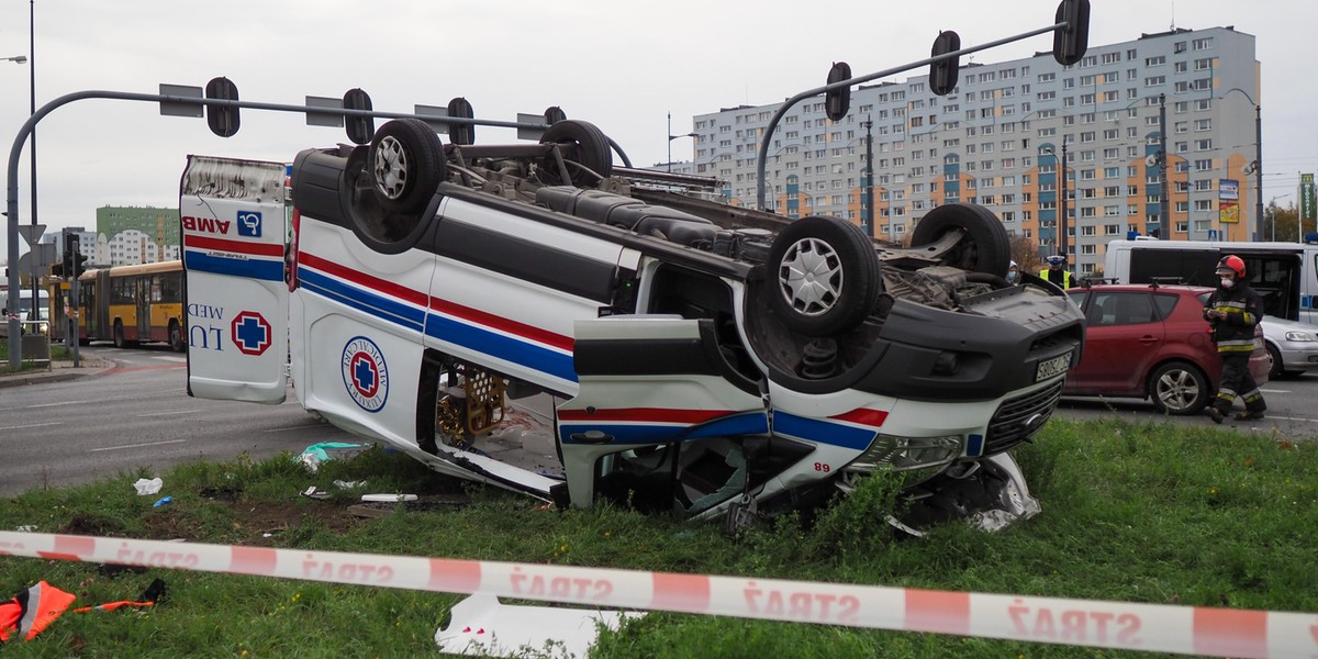 Groźny wypadek karetki w Łodzi