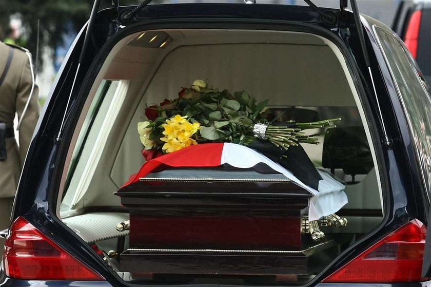 Decyzja pogrzebu Kaczyńskich na Wawelu. Powązki nie, bo tam Bierut