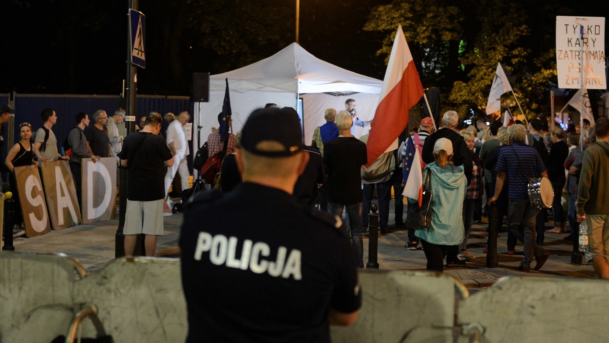 Do sądu trafi 17 wniosków o ukaranie osób odpowiedzialnych za namalowanie napisu "Czas na sąd ostateczny" na budynku Sejmu - poinformował dzisiaj rzecznik stołecznej policji, kom. Sylwester Marczak.