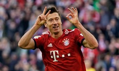 Lewandowski ma już 201 goli w Bundeslidze. Nokaut w meczu Bayern-Borussia [WIDEO]