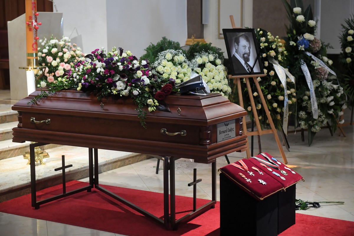 Warszawa, 05.08.2020. Nabożeństwo żałobne Bernarda Ładysza w Katedrze Polowej Wojska Polskiego w Warszawie, 5 bm. Zmarły spocznie na Cmentarzu Wojskowym na Powązkach w Alei Zasłużonych. Artysta zmarł 25 lipca. (kf) PAP/Radek Pietruszka