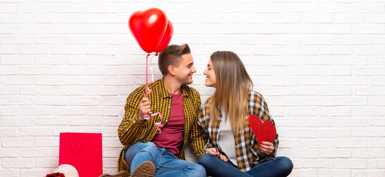 Piękne życzenia walentynkowe dla dziewczyny i chłopaka. Romantyczne wierszyki [LISTA]