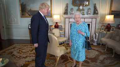 Dlaczego królowa Elżbieta II ma zawsze przy sobie torebkę?