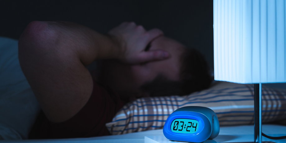 Żeby nie wypaść z rytmu, najważniejsze jest trzymanie się nawyków - radzi dr Robert Oexman dyrektor brytyjskiej organizacji The Sleep to Live Institute, która bada, co wpływa na nasz sen i opracowuje rozwiązania, pomagające się wyspać.