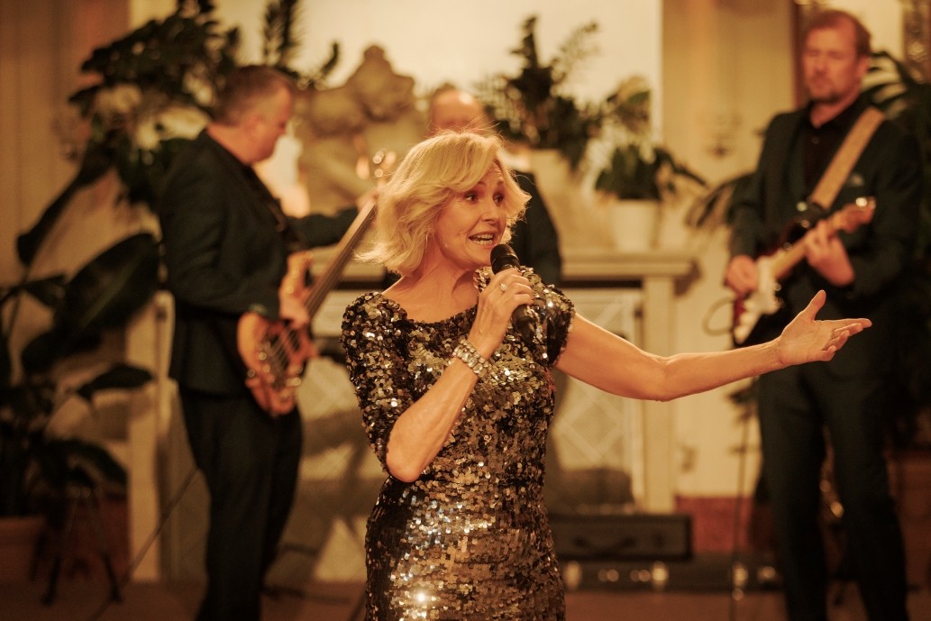 Šviháci – Helena Vondráčková prekvapí divákov v úlohe samej seba a zaspieva svoju pieseň Dlouhá noc