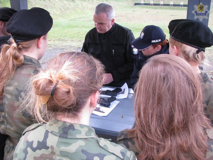 Uczniowie z klasy mundurowej liceum w Lęborku mieli zajęcia na wojskowej strzelnicy