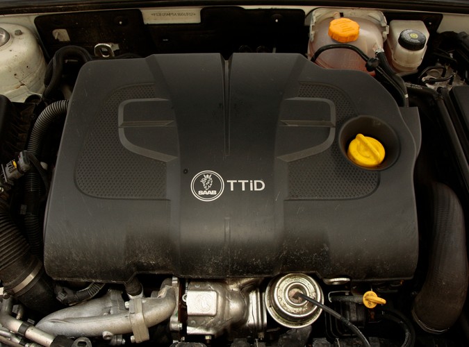 Saab 9-3X - szwedzka stal gotowa do przygody. Dzielnie zwalczy dziki teren, choć woli asfaltowe bulwary. Mogą być dziurawe jak sito - czyli idealnie sprawdza się na polskich drogach...