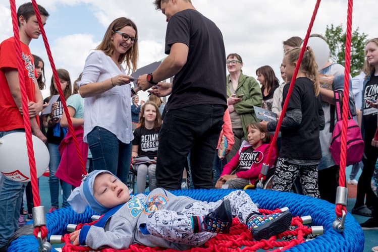 YOUTUBER REZIGIUSZ OTWORZYŁ REHABILITACYJNY PLAC ZABAW DLA DZIECI