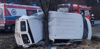 Koszmarny wypadek pod Bełchatowem. Bus dosłownie owinął się wokół drzewa