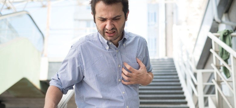 Ile trzeba chodzić po schodach, by uniknąć chorób serca? Naukowcy odpowiadają