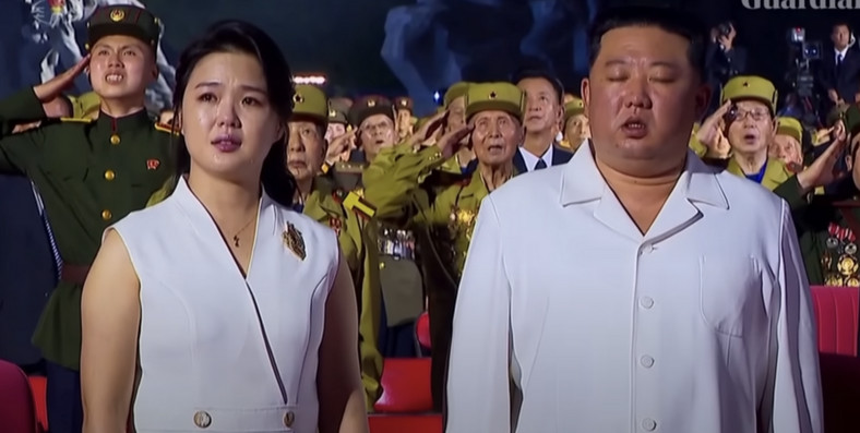 Ri Sol Ju we łzach obok Kim Dzong Una podczas 69. rocznicy Dnia Zwycięstwa w lipcu 2022 r.