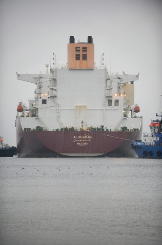 Metanowiec 'Al Nuaman' z katarskim LNG wpływa do basenu portowego terminalu LNG w Świnoujściu