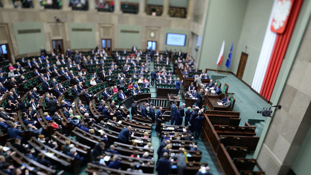 Sejm nie zgodził się na odrzucenie w pierwszym czytaniu projektu wprowadzającego program 500 plus. Projekt trafi teraz do Komisji Polityki Społecznej i Rodziny.