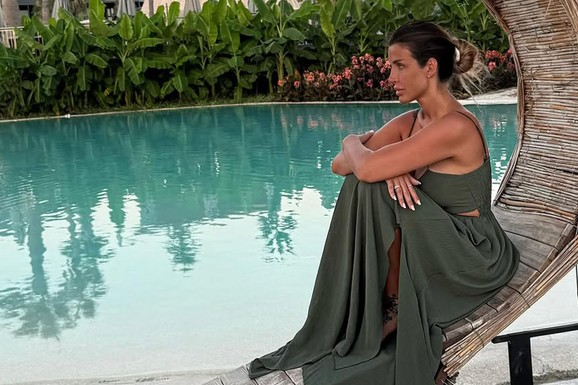 "ODAVNO GA NEMAM" Jelena Radanović otišla bez Slobe na more, pa se oglasila pred povratak u Beograd: "Znate onaj loš osećaj?"