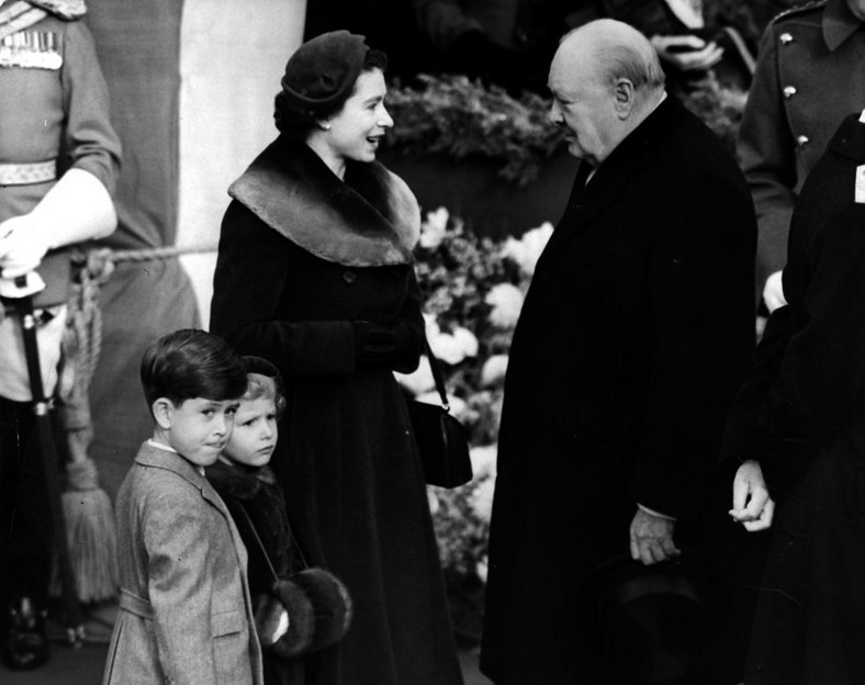 Królowa Elżbieta II i Winston Churchill oraz książęta Karol i Anna