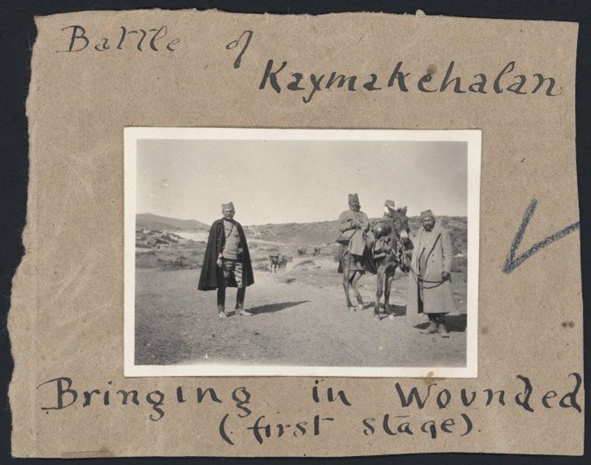 Srpski vojnici prenose ranjene posle bitke na Kajmakčalanu, Makedonija, Srbija, u Prvom svetskom ratu