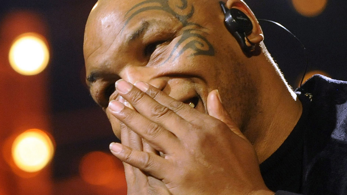 Mike Tyson, niegdyś "najgroźniejszy człowiek na planecie ziemi" wciąż nie przestaje zaskakiwać. Były bokserski mistrz świata wagi ciężkiej pojawił się w Peterborough na meczu miejscowej drużyny z West Ham United i wywołał kolejne kontrowersje.