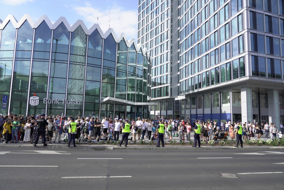 Tłum przed Godziną "W" na rondzie Dmowskiego