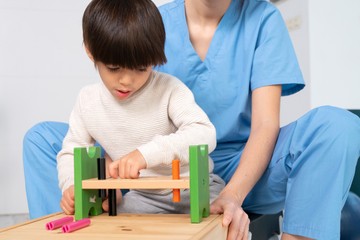 KórházSuli - tartós betegségből gyógyuló gyerekek munkáiból látható kiállítás