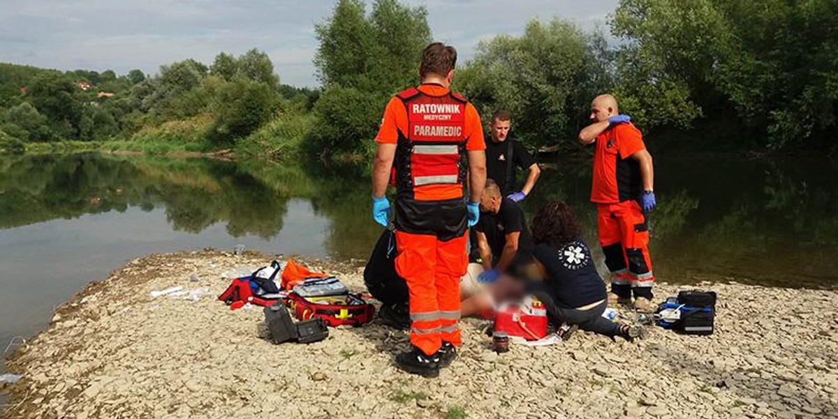 Akcja ratunkowa w Łętowni. Strażacy i załoga pogotowia reanimują wyłowionego z Sanu mężczyznę