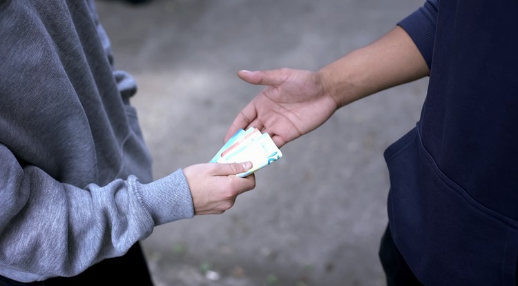 Még az ablakon is hajlandó volt kiugrani egy ózdi férfi, hogy ellopjon 10 ezer forintot egy gyerektől