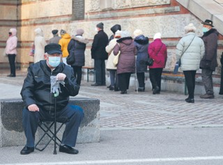 Szczepienia w Polsce. Przepychanki w kolejce po normalność [OPINIA]
