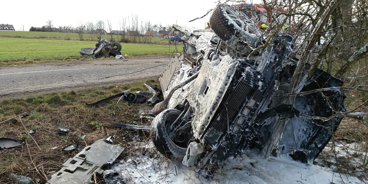 Auto rozpadło się na pół, a kierowca...