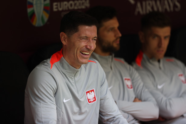 Robert Lewandowski na ławce rezerwowych podczas meczu grupy D piłkarskich mistrzostw Europy z Holandią