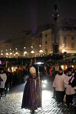 Tłumy wiernych żegnają Prymasa. ZDJĘCIA