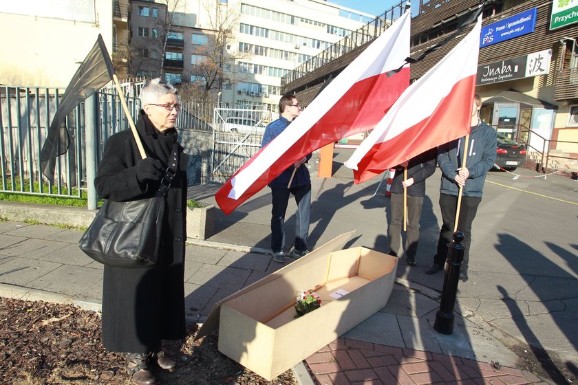 „Pogrzeb demokracji". Przyszło 13 osób