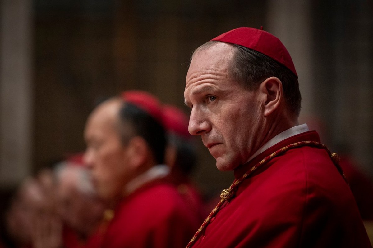 Ralph Fiennes w filmie "Konklawe"