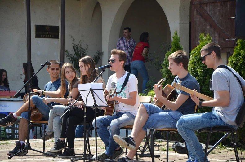 Okupljene osmake zabavaljao je bend srednjoškolaca iz Osme gimnazije