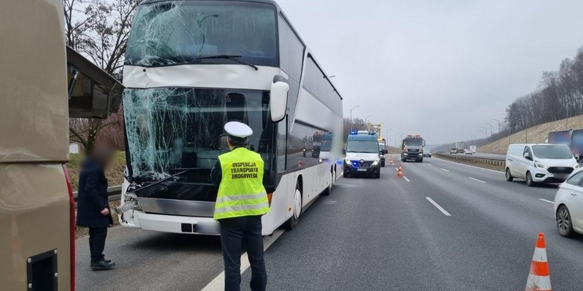Autobus zderzył się ciężarówką na A4. 