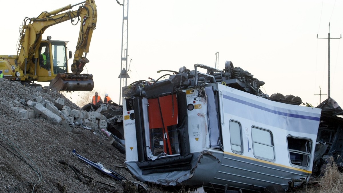 Wiceminister transportu ds. kolejnictwa Andrzej Massel przekonywał, że zły stan polskiej infrastruktury kolejowej to efekt wieloletnich zaniedbań i czynników, które swoje źródło mają jeszcze w PRL. - Jednym z czynników (niedofinansowania kolei - red.) było marzenie o samochodzie w czasach PRL. W momencie kiedy można je było spełnić, to rozbudowa dróg stała się priorytetem i traktowano kolej jako coś nie sexi, nienowoczesnego - mówił polityk w "Faktach po Faktach" TVN 24.