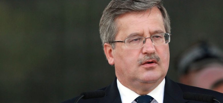 Prezydent i marszałek pod pomnikiem stoczniowców