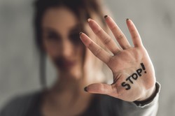 Dziewczynka musi to umieć! Jak reagować na zaczepki seksualne w szkole?