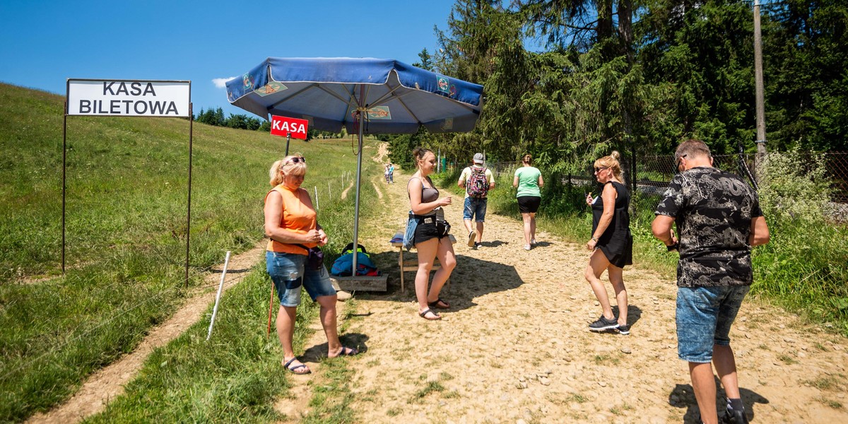 Górale pobierają opłaty za przejście ścieżką na Gubałówkę