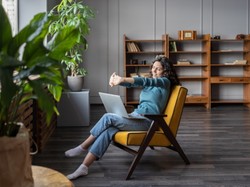 Paradoks pracy zdalnej daje się Polakom we znaki. Badanie pokazało, jak chcą zadbać o swój work-life balance...