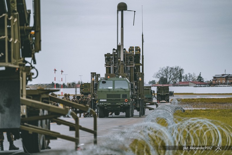 Elementy systemu obrony przeciwlotniczej krótkiego zasięgu NAREW. Widoczna na zdjęciu wyrzutnia pocisków CAMM będzie przeznaczona do zwalczania rakiet manewrujących na w odległości do 50 km.