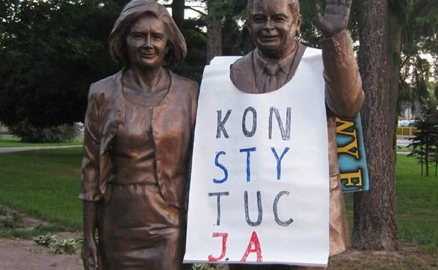 Wraca sprawa "znieważenia" pomnika Lecha i Marii Kaczyńskich. Sąd podjął decyzję ws. rewizji mieszkania działacza KOD