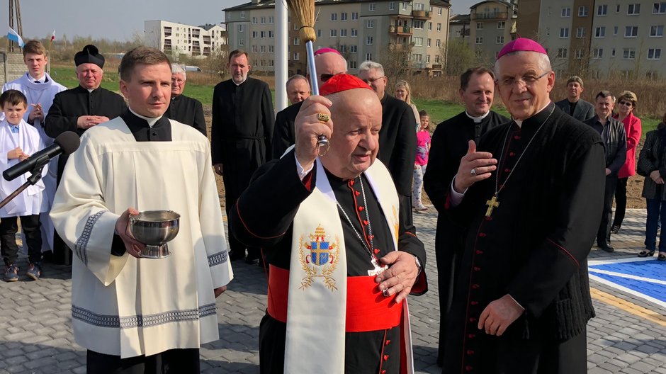 Kardynał Dziwisz święci ulicę