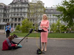 Landrynka! 53-letnia doradczyni Trumpa w stylizacji nie do polubienia