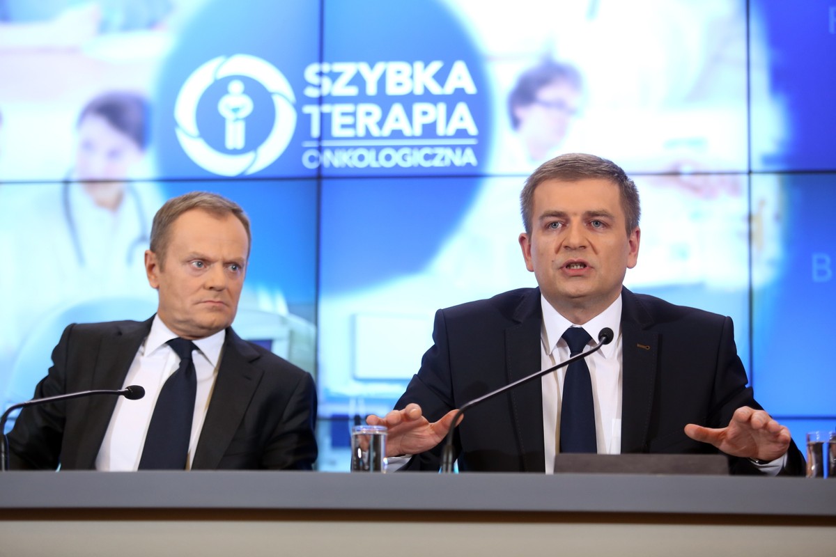 Premier Donald Tusk i minister zdrowia Bartosz Arłukowicz podczas konferencji prasowej. Fot. PAP/Leszek Szymański
